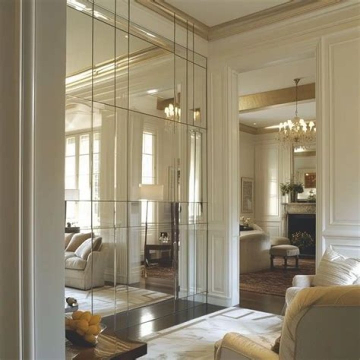 Are mirrored walls still in style
