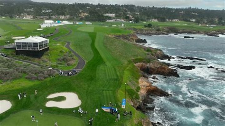 Are there houses on Pebble Beach golf course