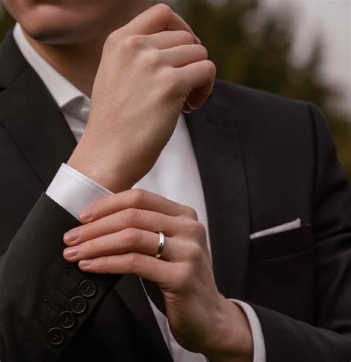 Can a guy wear a promise ring?
