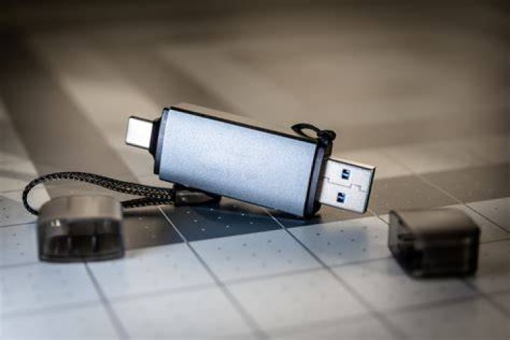 Can USB ports be cleaned?
