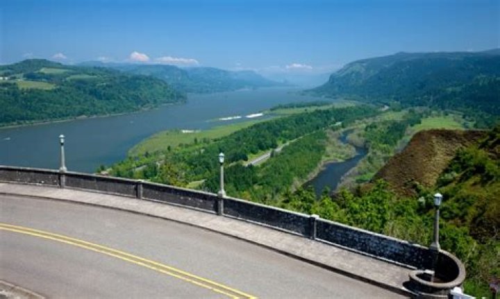 Can you drive through Columbia River Gorge?