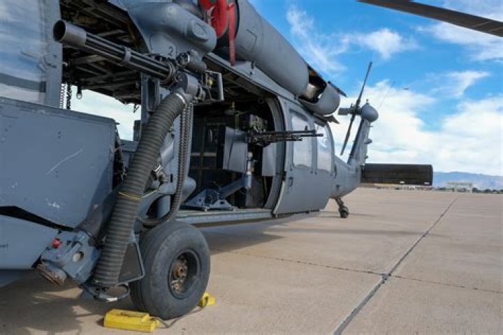 Do Blackhawk helicopters have guns