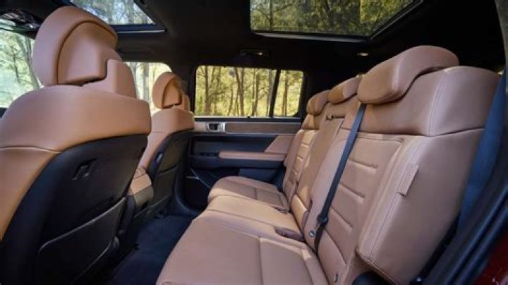 Does Hyundai Santa Fe have leather seats?