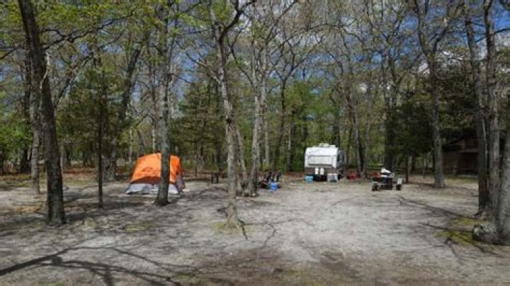 Does Indian Island campground have full hookups?