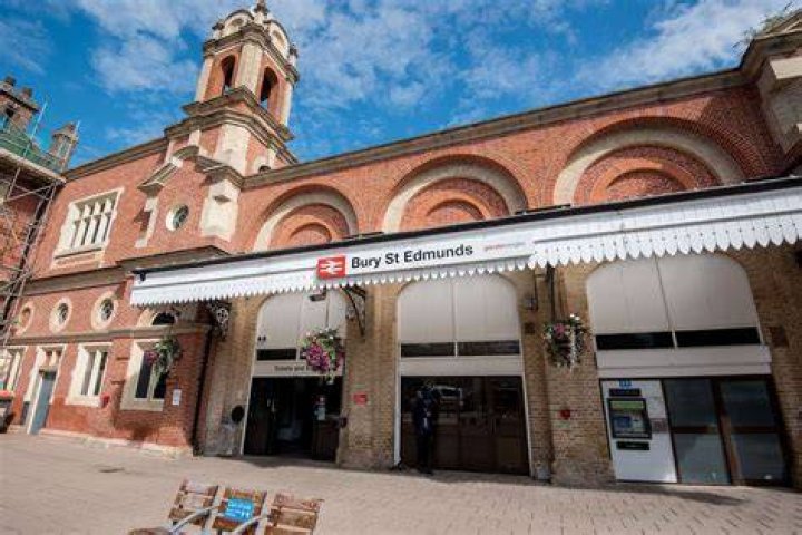 How far is Bury St Edmunds station from town centre?