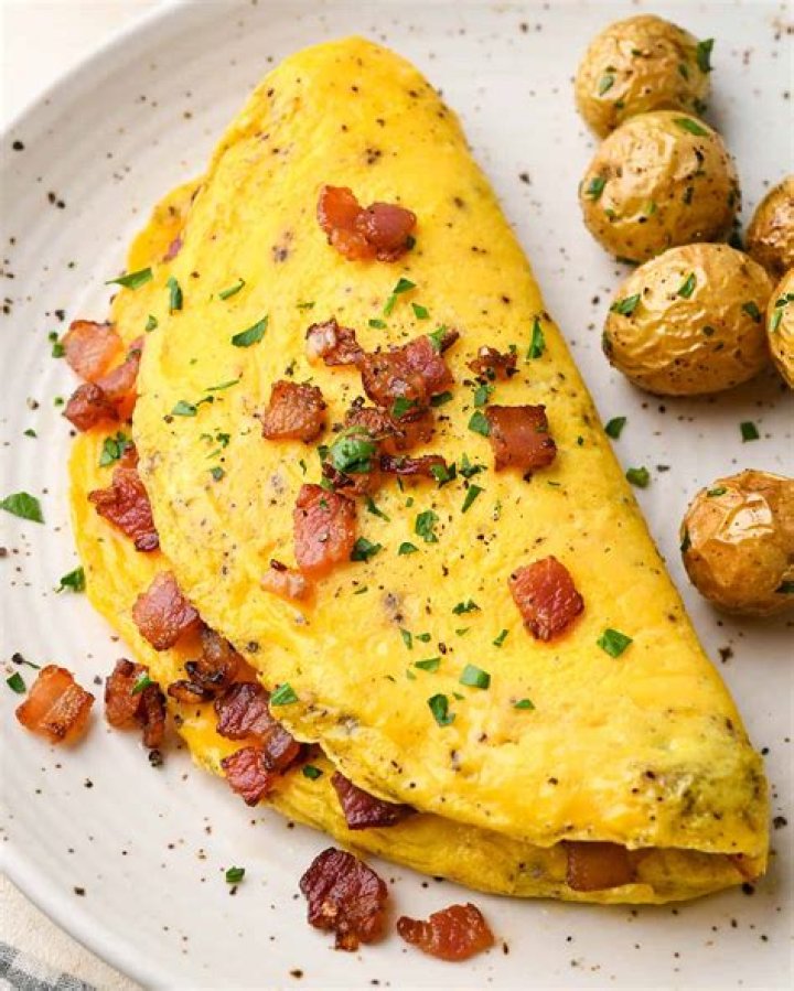 How many calories are in a cheese and ham omelette