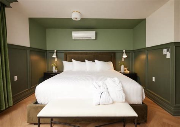 How many rooms does Four Seasons Lanai have