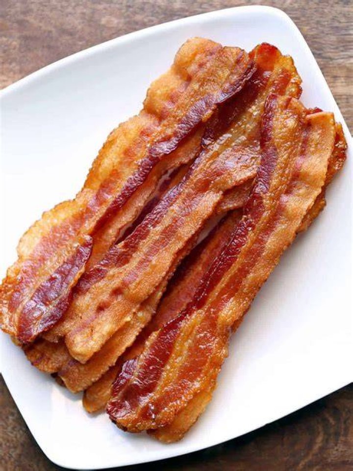 How many slices of bacon is 100g?