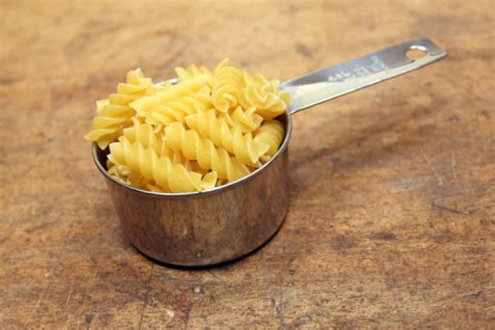 How much does 1 cup of dry pasta serve?