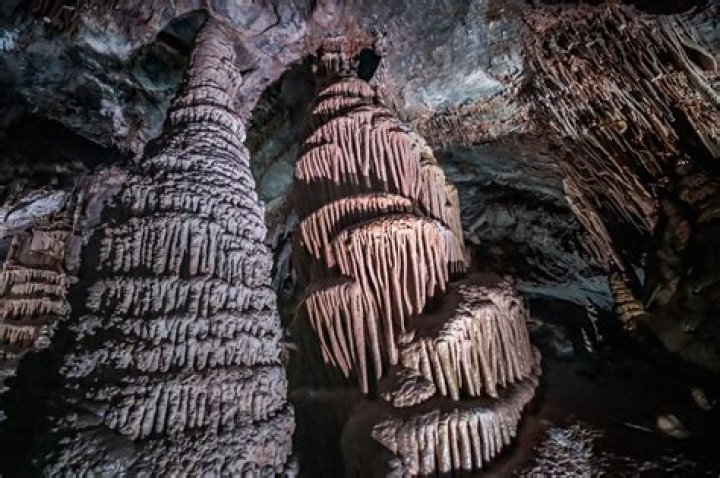 What does a stalactite look like