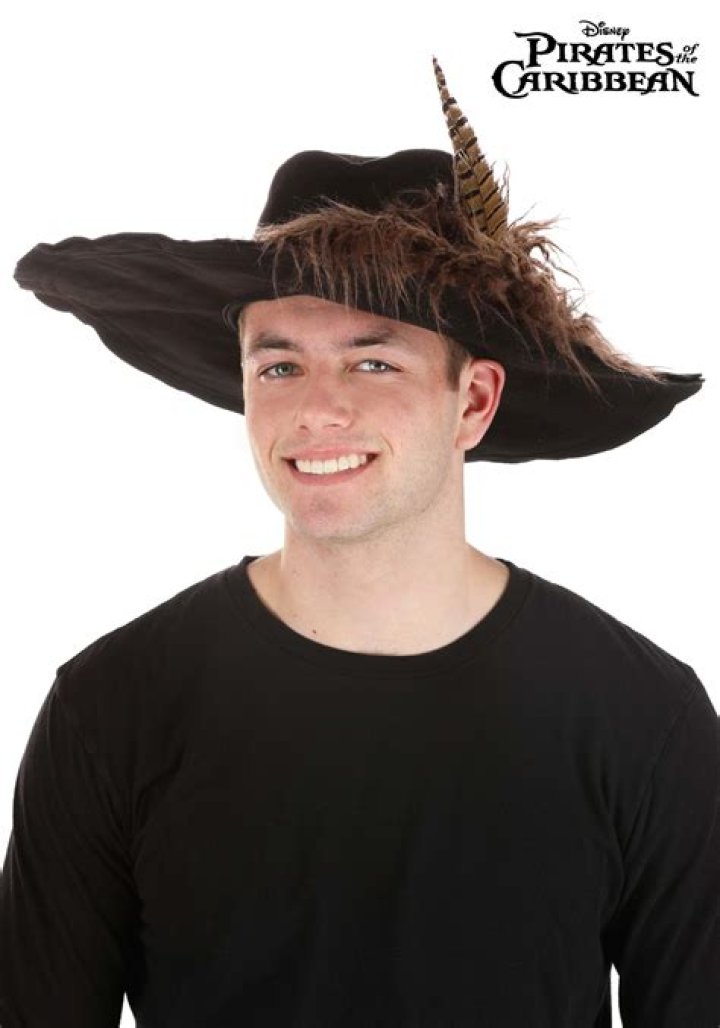 What does Barbossa wear?