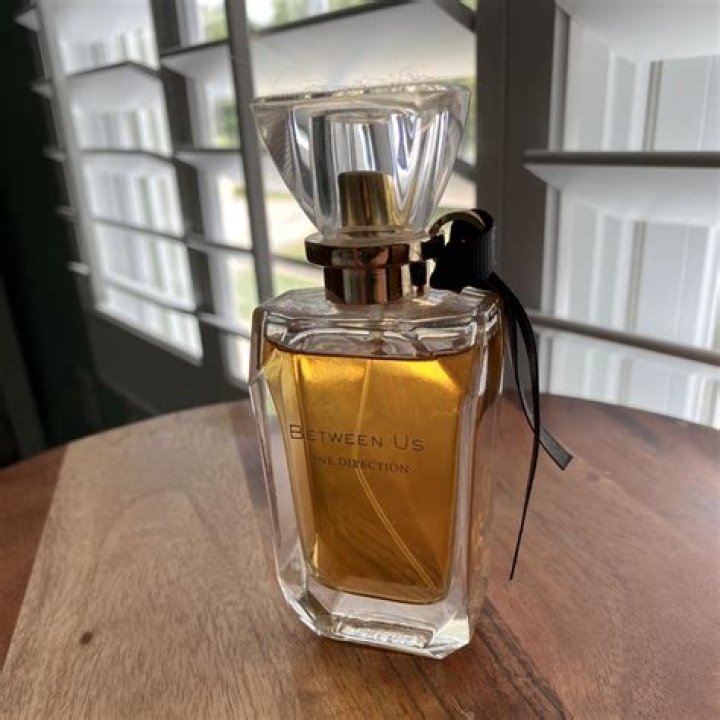 What does the between us perfume smell like?