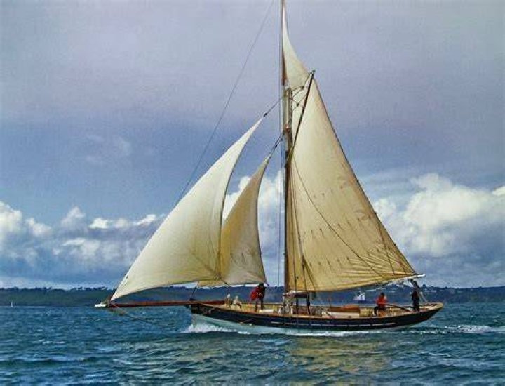 What is the advantage of a gaff rig?