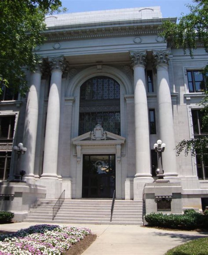 What time does the Hamilton County Courthouse close?