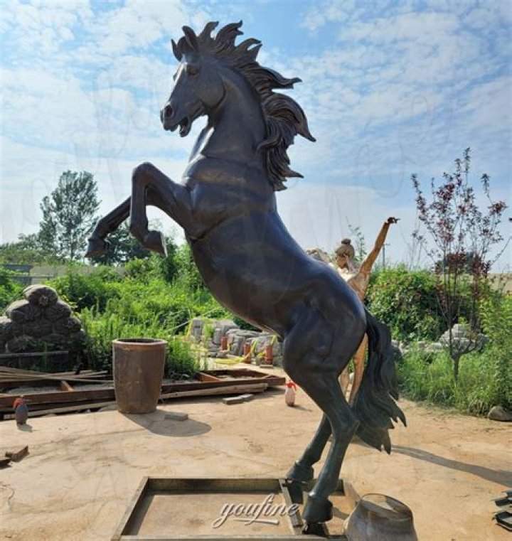 Whats the meaning of horse statues