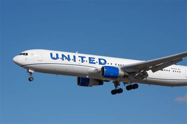 Which airlines fly out of Montrose?