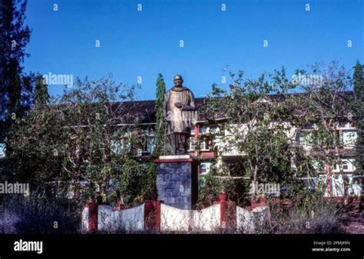 Why vallathol is called Kerala Valmiki?